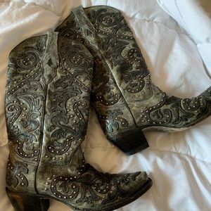 Studded corral cowboy boots. sz 9